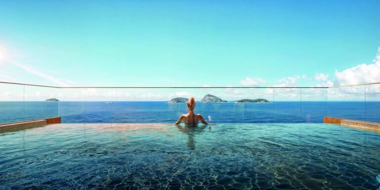 Piscina de borda infinita do rooftop do Bronze Ipanema Studios