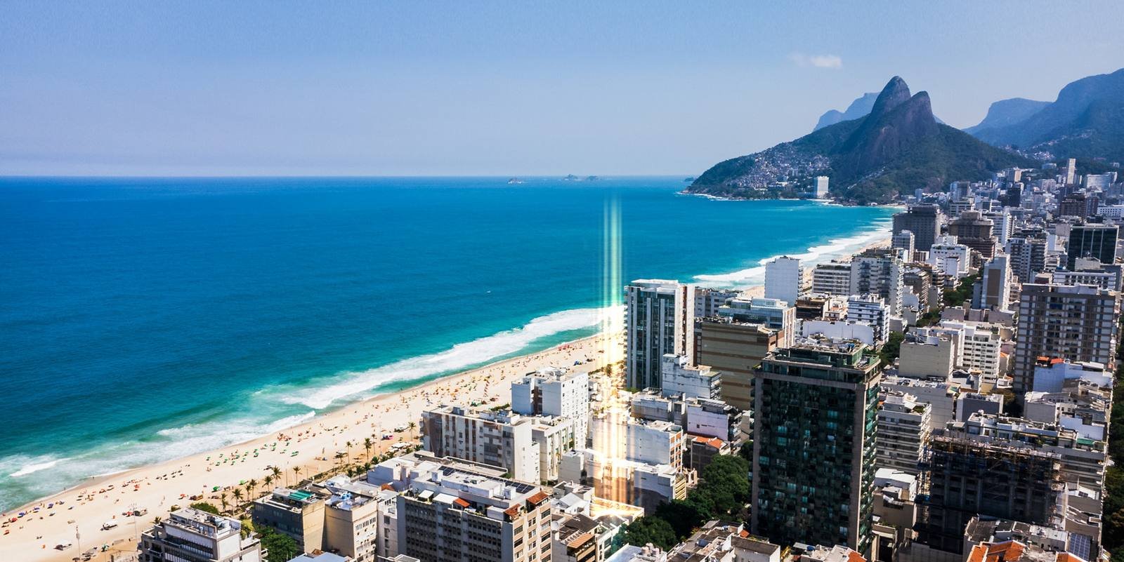 Praia de Ipanema com o Morro Dois Irmãos ao fundo e os edifícios da orla