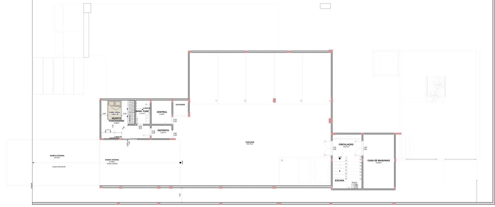Planta do subsolo com garagem, rampa, quarto de funcionário, casa de máquinas e acesso ao elevador