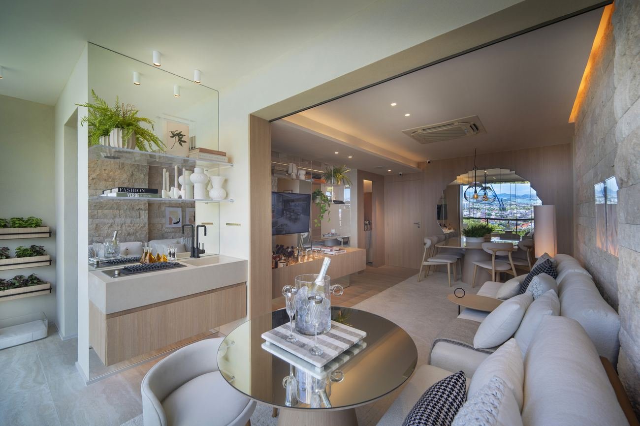 Varanda e salas integradas do decorado de 2 suítes do Epic Golf Residence, por Ana Lúcia Jucá