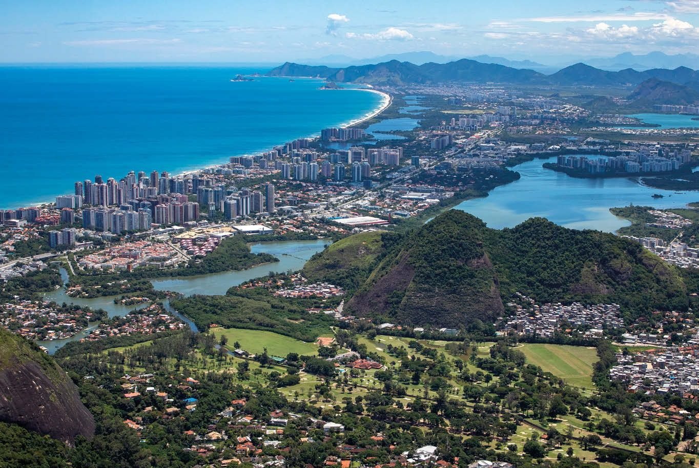 Vista aérea da Barra da Tijuca, com a praia, a lagoa e a Pedra da Gávea ao fundo