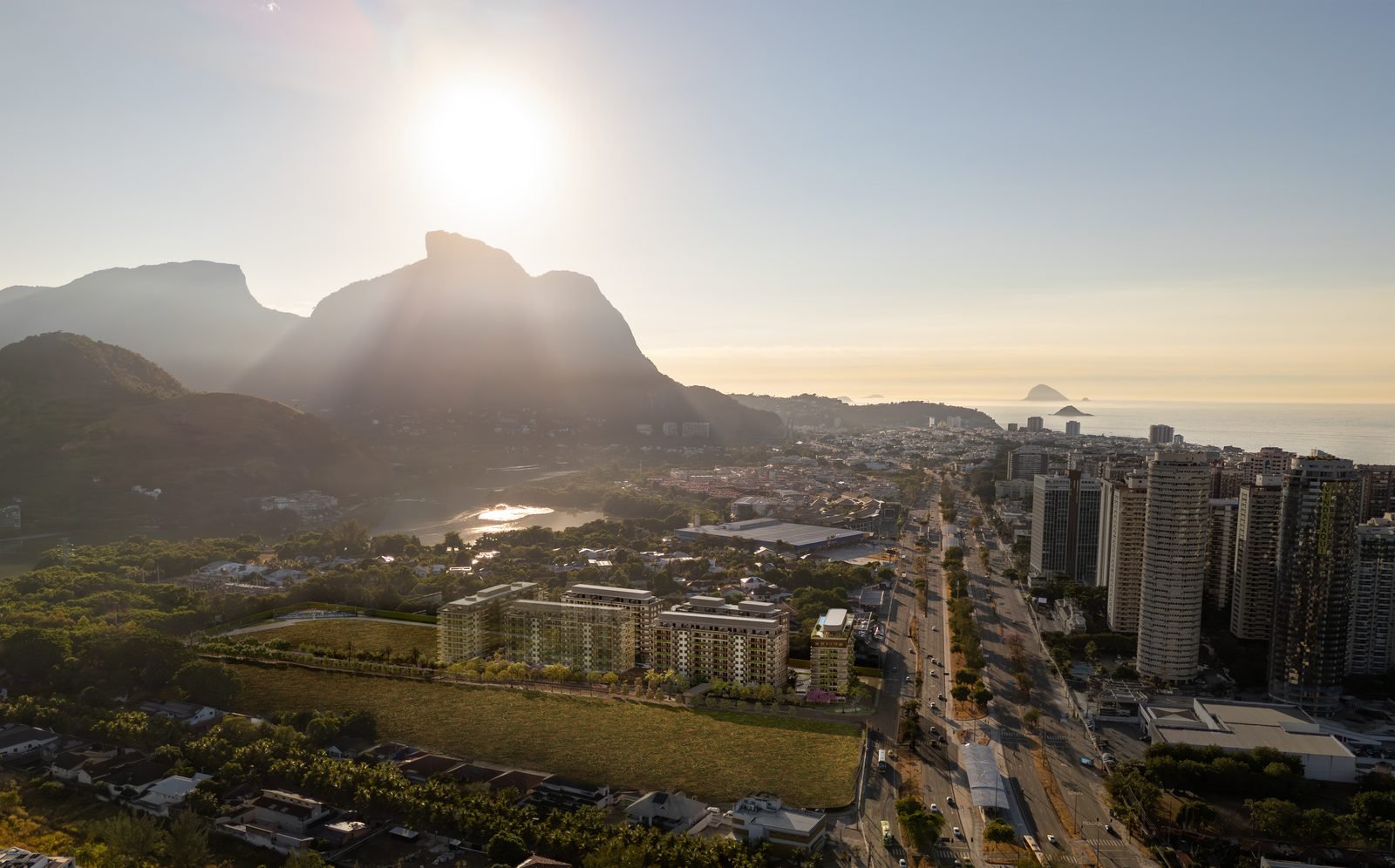 Vista aérea do Green Park Barra ao amanhecer, com os seis blocos e a área de lazer central