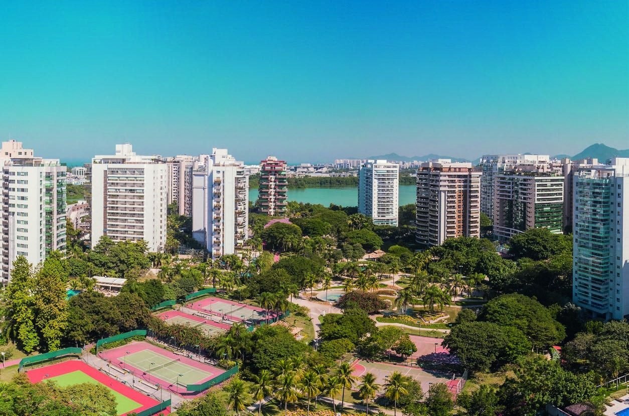 Vista aérea da Península, na Barra da Tijuca, com os parques e as quadras
