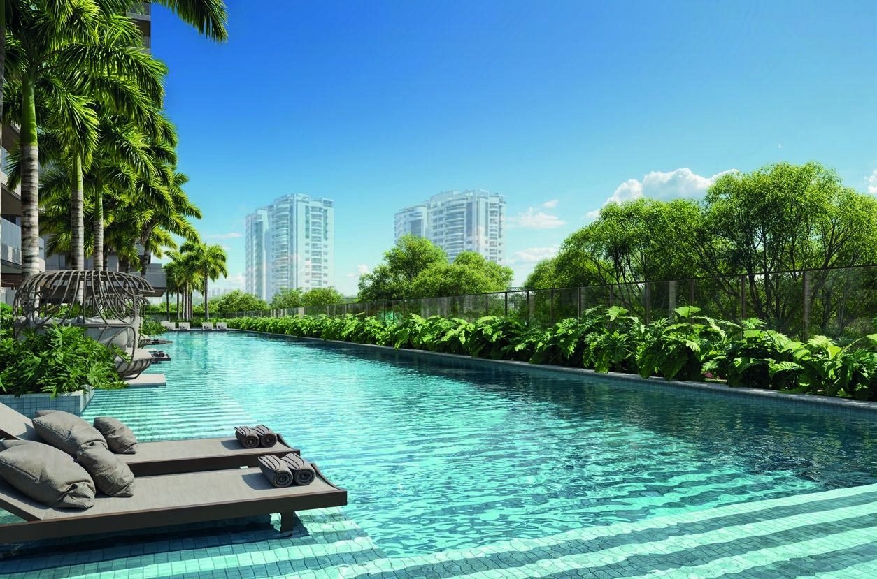 Espreguiçadeiras e deck à beira da piscina do Gran Thai