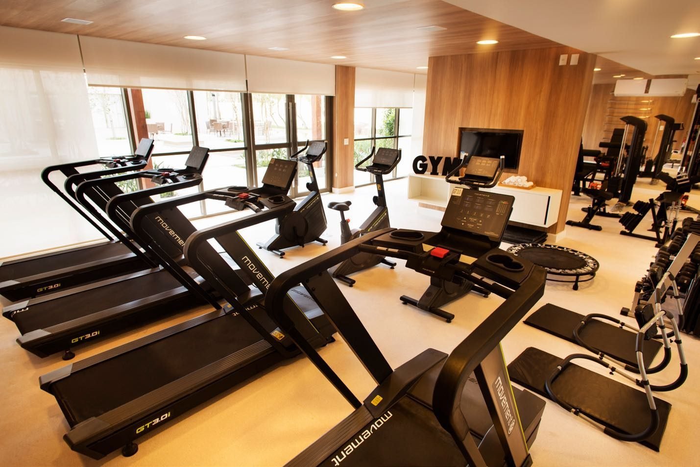 Academia do Like Residencial Club, com esteiras e espelhos