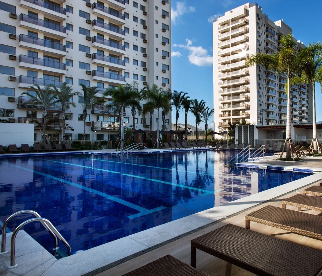 Piscina recreativa do Like Residencial Club, com escada e borda de deck
