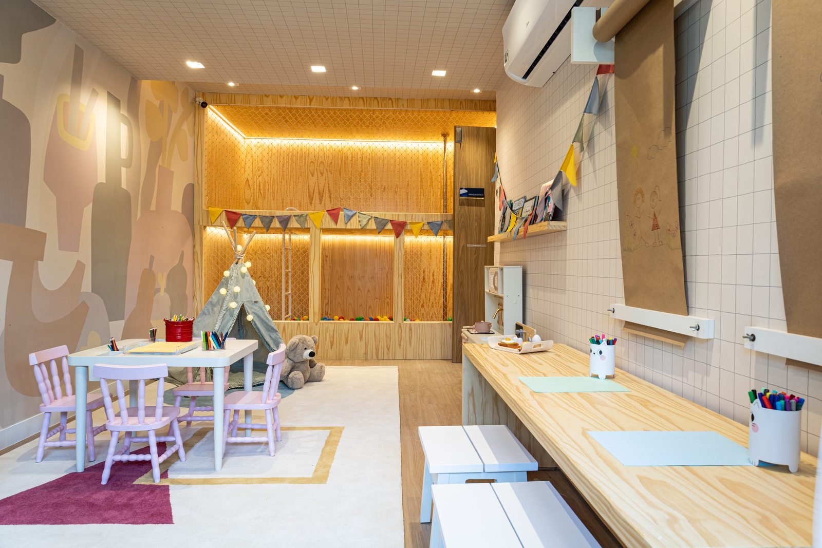 Brinquedoteca do Lineu 708, com mesa infantil e cabana