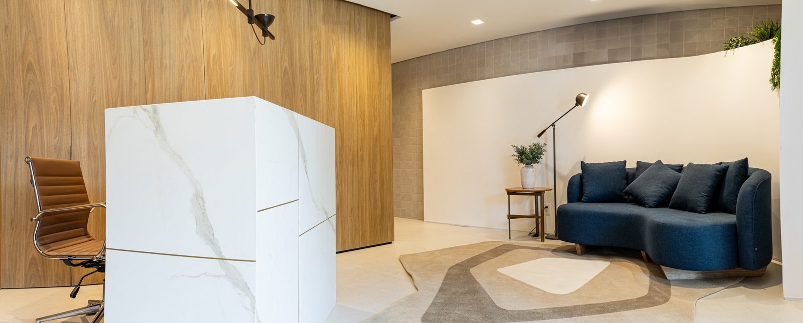 Hall de entrada do Lineu 708 executado, com bancada em mármore