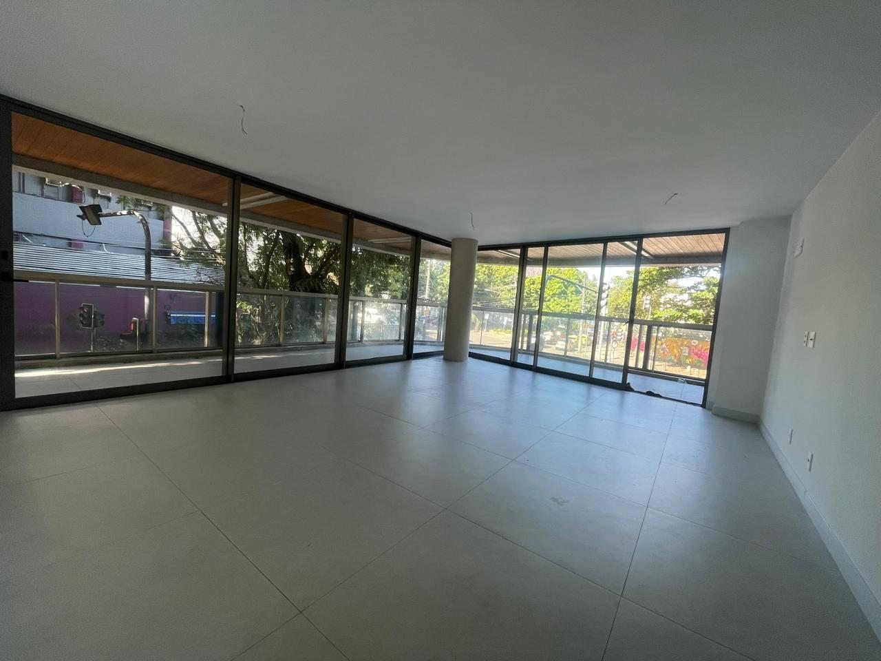 Sala do Up Garden 101 do Lineu 708, com janelões voltados para o verde