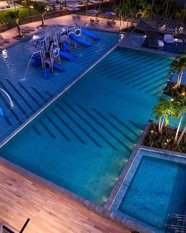 Latitud - vista aérea noturna das piscinas