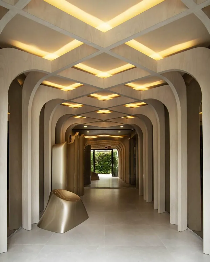 Wave by Yoo - corredor com teto escultural assinado pela YOO