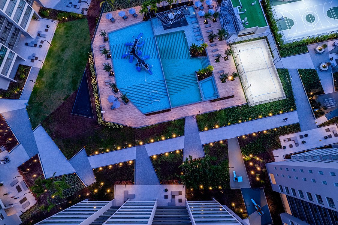 Área comum com projeto de interiores do Latitud Condominium Design