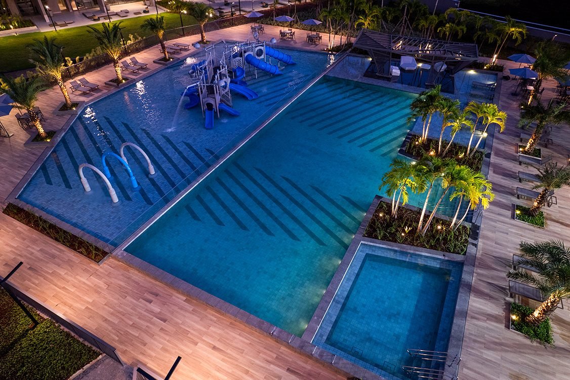 Vista aérea noturna das piscinas do Latitud