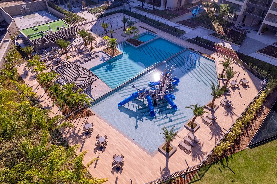 Vista aérea das piscinas e quadras do Latitud