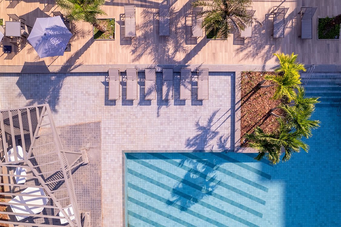 Pool house com deck molhado e piscina do Latitud