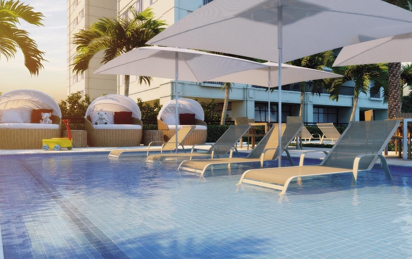 Espreguiçadeiras e ombrelones à beira da piscina do Majestic
