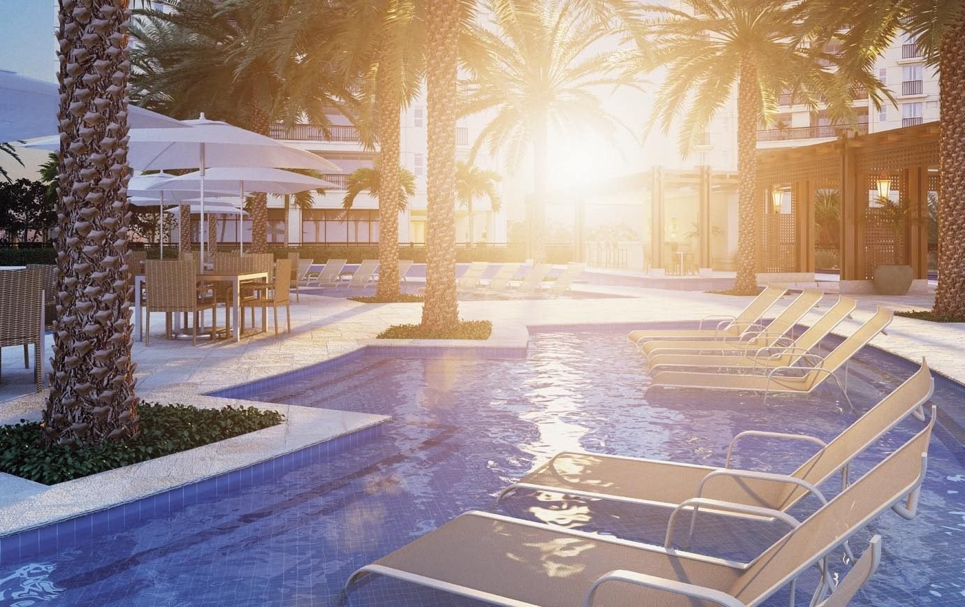 Piscina do Majestic ao pôr do sol, com espreguiçadeiras