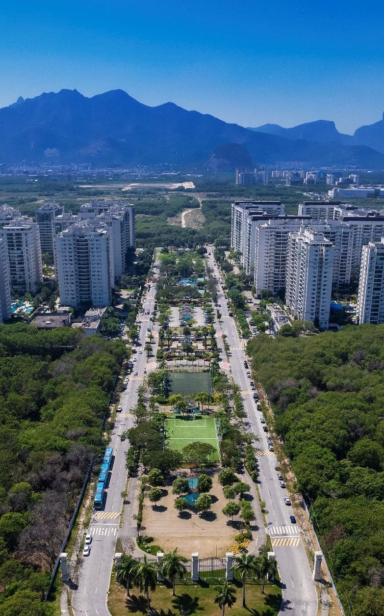 Vista aérea do eixo do Cidade Jardim com o maciço da Pedra Branca ao fundo