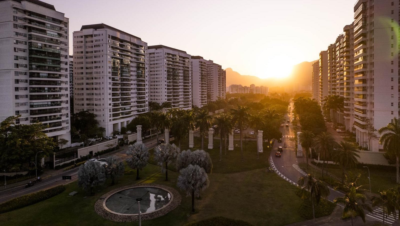Boulevard arborizado do Cidade Jardim ao pôr do sol, entre os edifícios