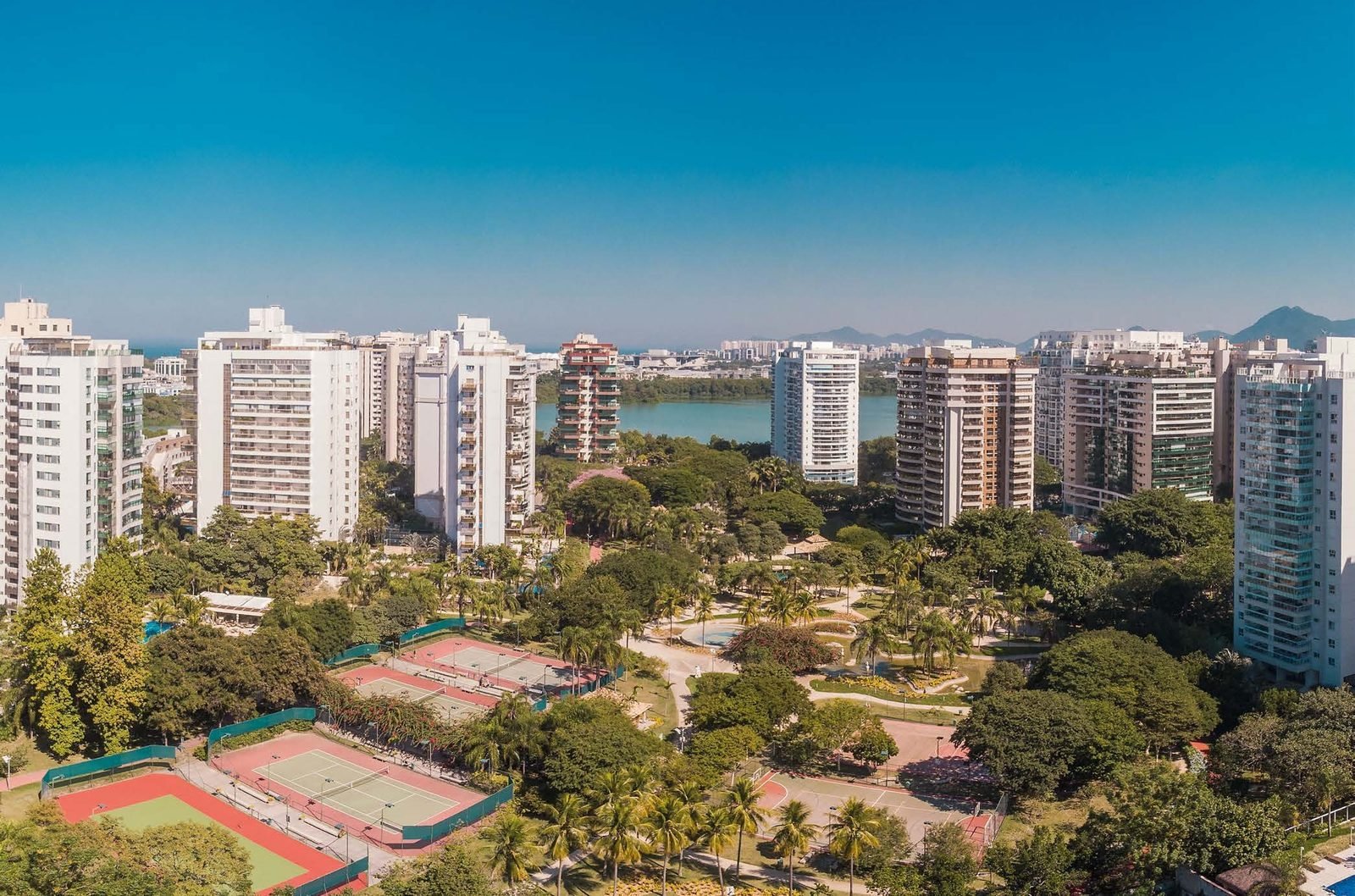 Vista aérea da Península, na Barra da Tijuca, com os parques e a lagoa