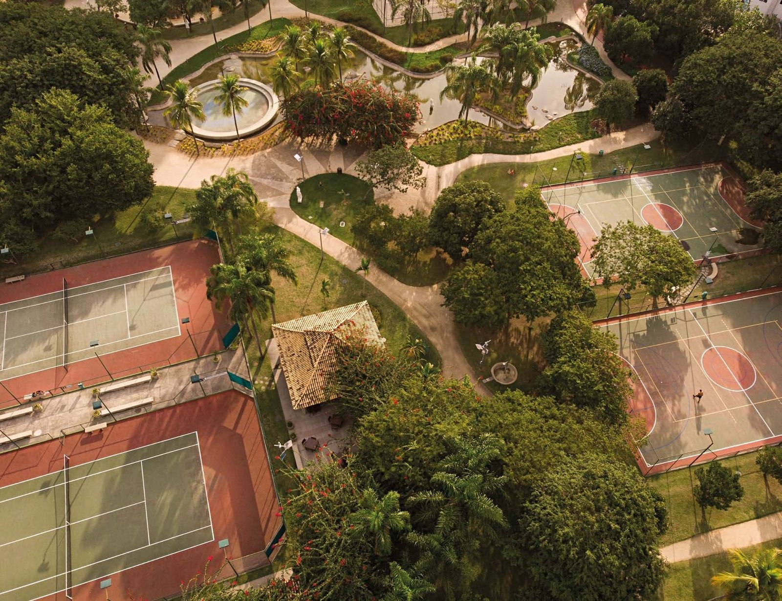 Um dos três parques da Península, com lago e paisagismo