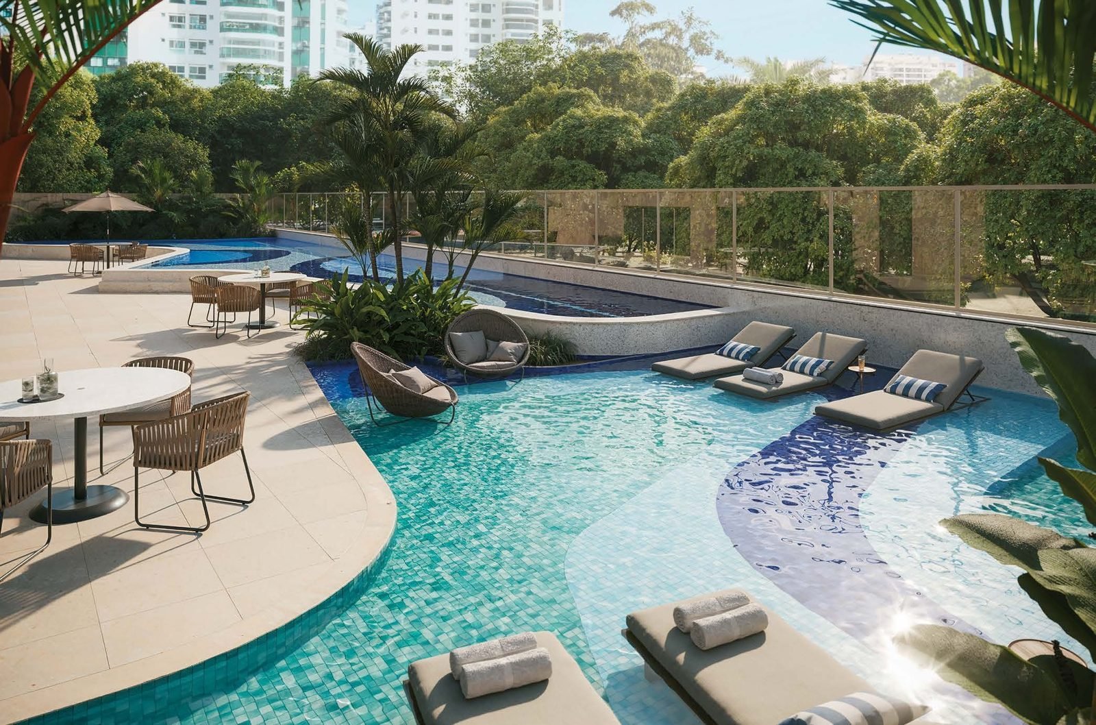 Piscina de 25 metros do Singular by Tegra integrada ao paisagismo