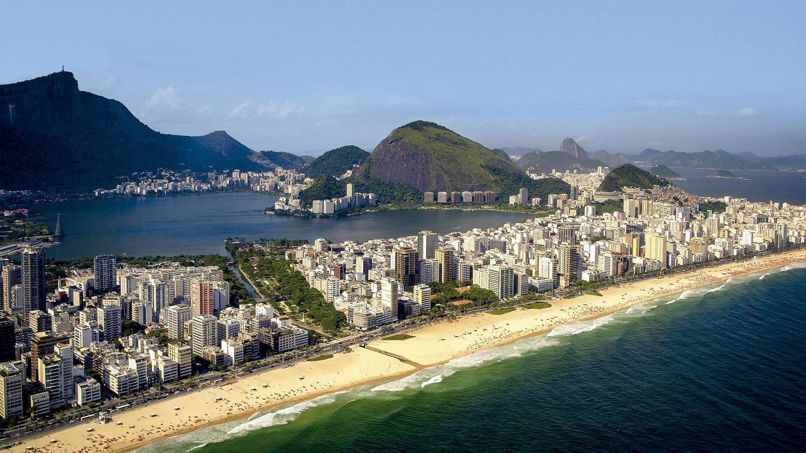 Vista aérea de Ipanema com a orla, o Arpoador e a Lagoa