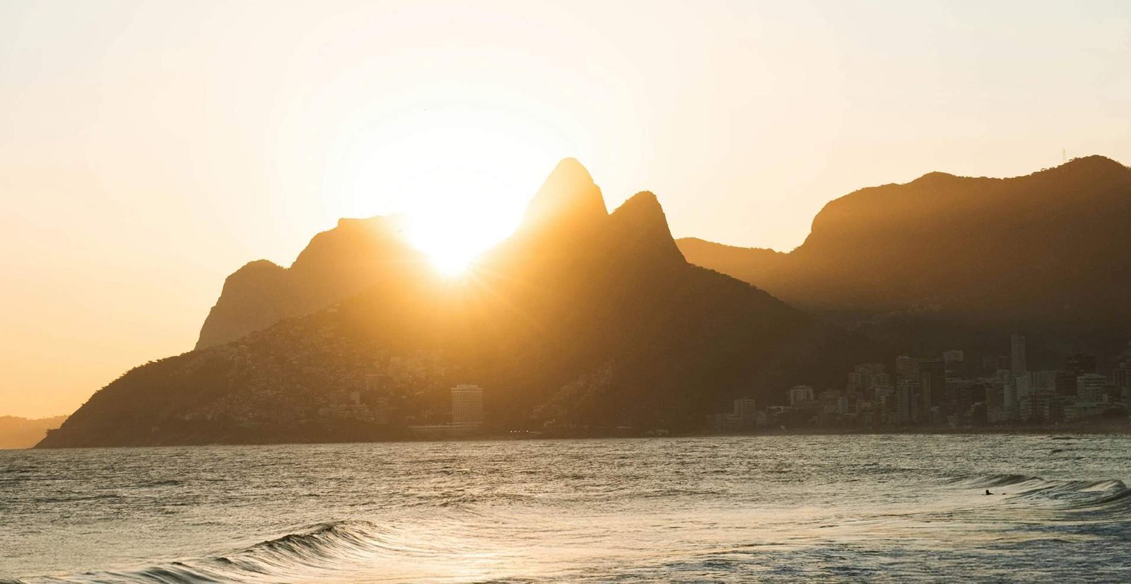 Morro Dois Irmãos visto da praia de Ipanema ao pôr do sol