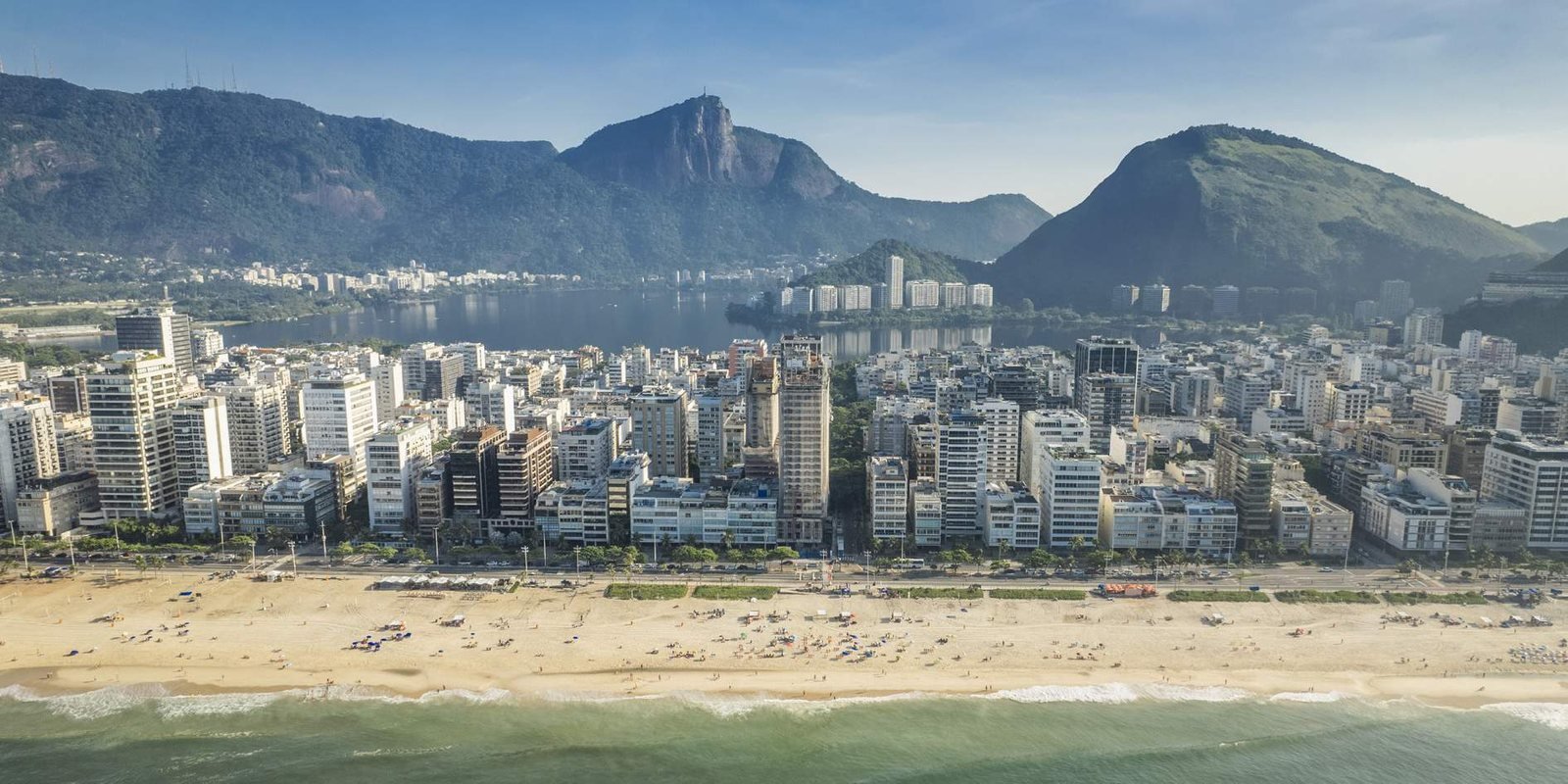 Ipanema vista do alto, com a praia, a cidade e os morros