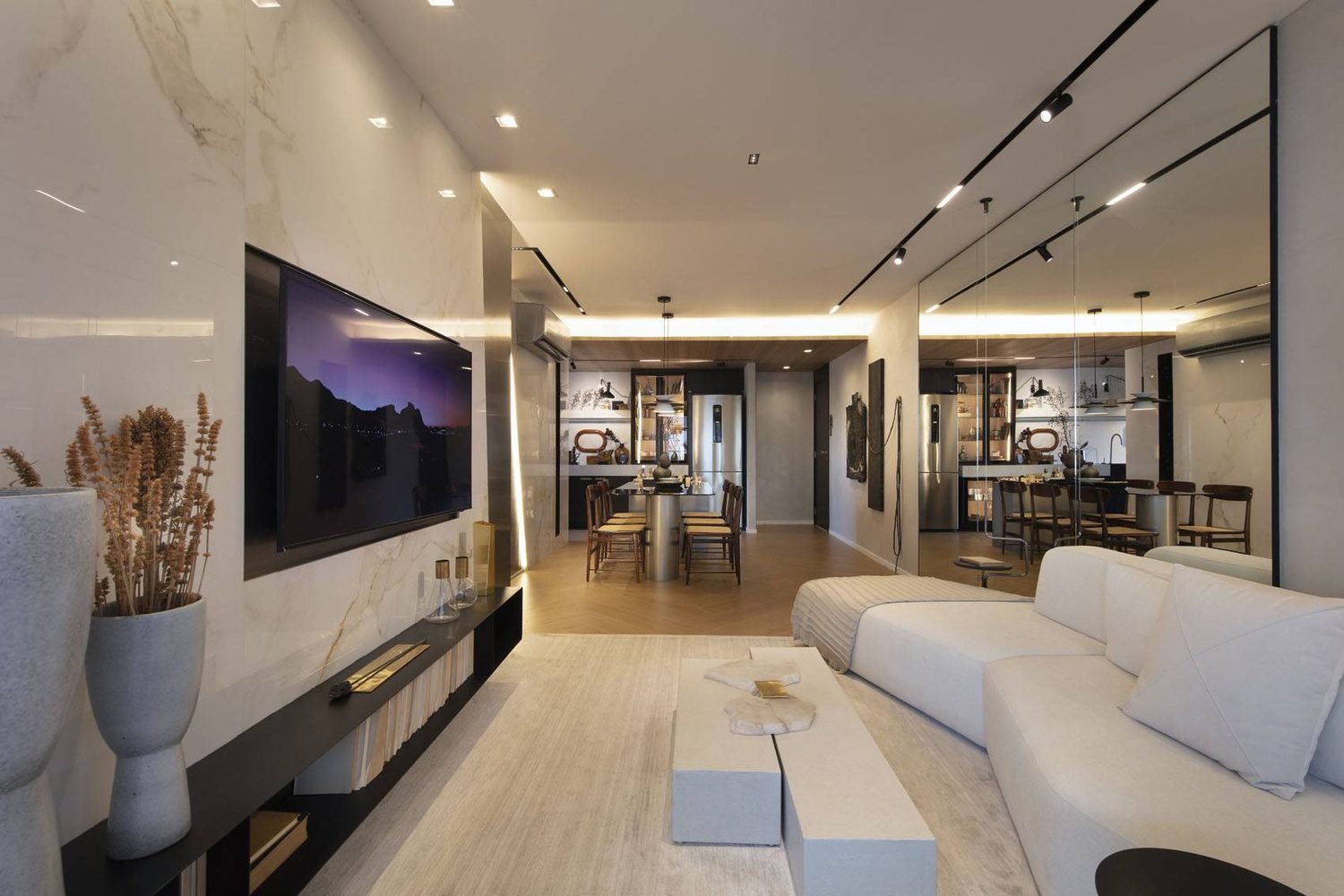 Living do apartamento decorado de 100 m² do Woods Park Design, foto real