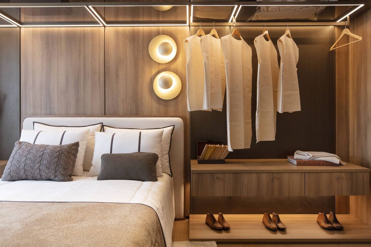 Suíte com closet do decorado de 115 m² do Woods