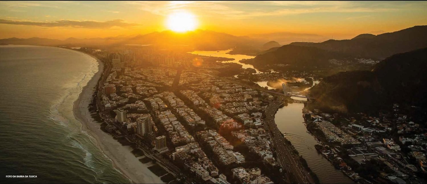 Vista aérea da Barra da Tijuca ao pôr do sol