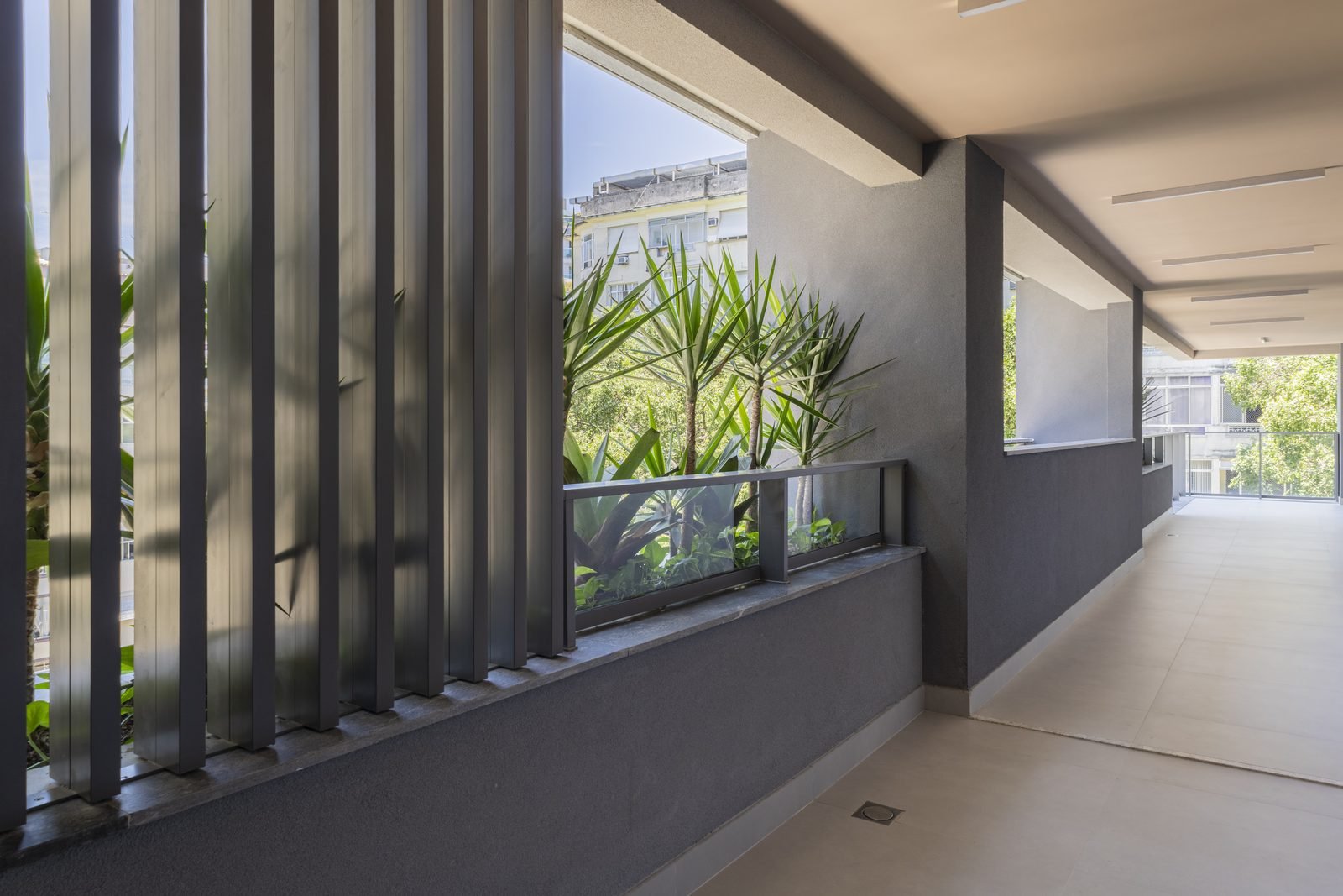 Área comum externa do Zenture, com vista para o bairro
