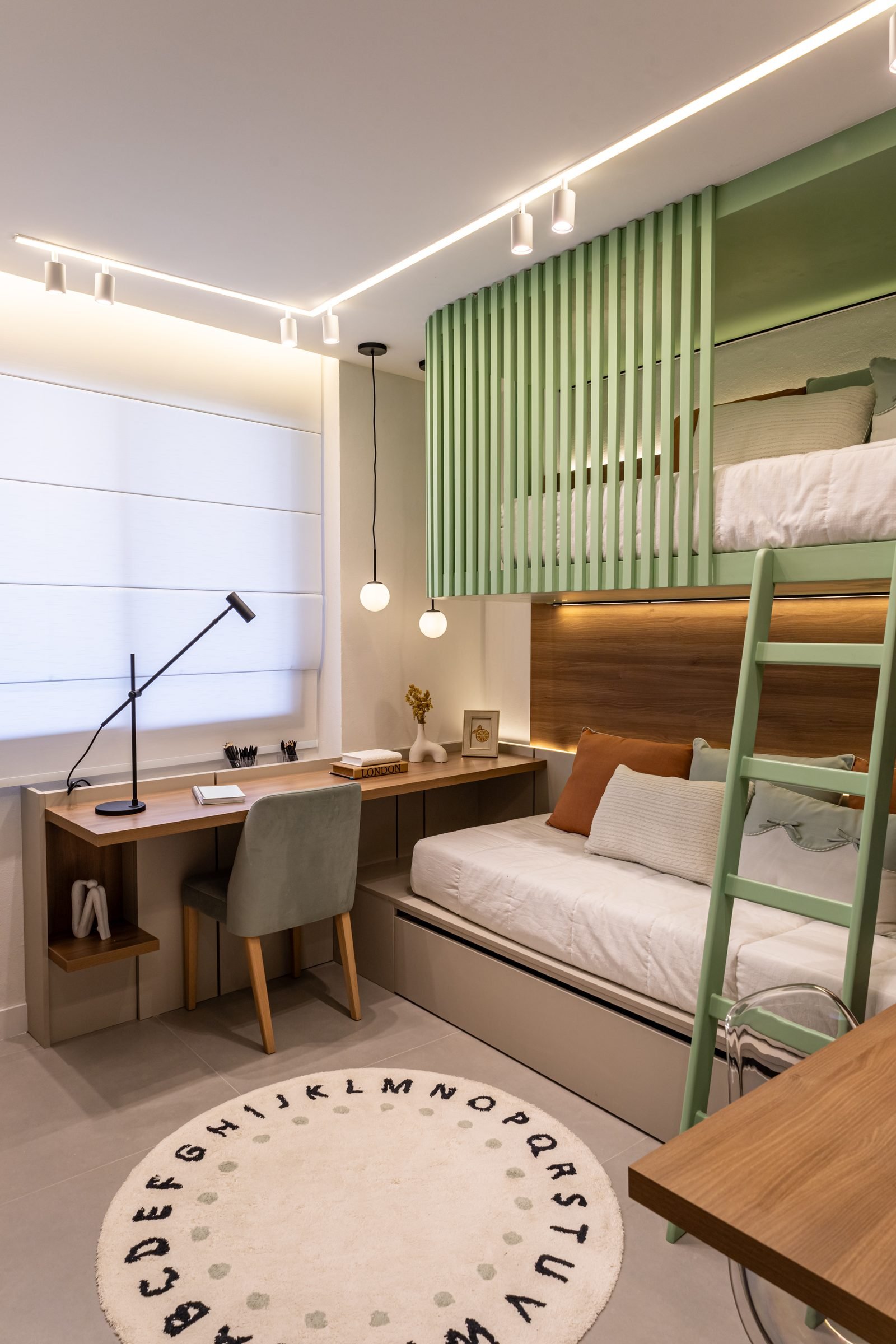 Quarto infantil do decorado do Zenture, com beliche e escrivaninha