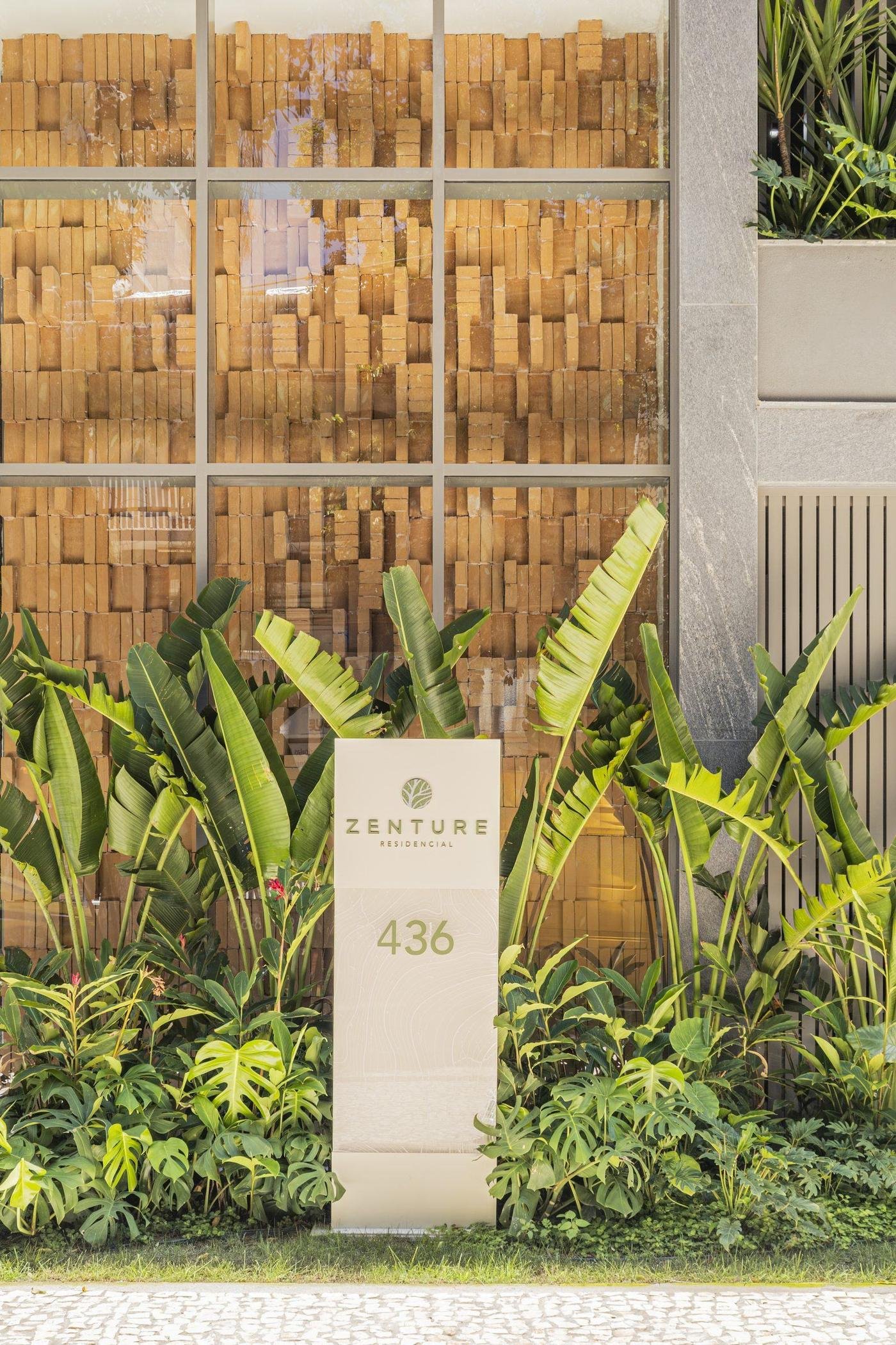 Totem de identificação do Zenture Residencial, número 436